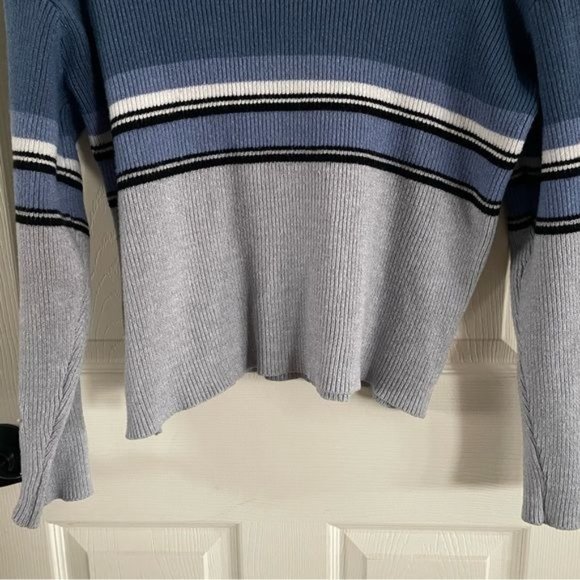 Vintage 90s/2000s Blue and Gray Crew Neck Sweater - Picture 4 of 13